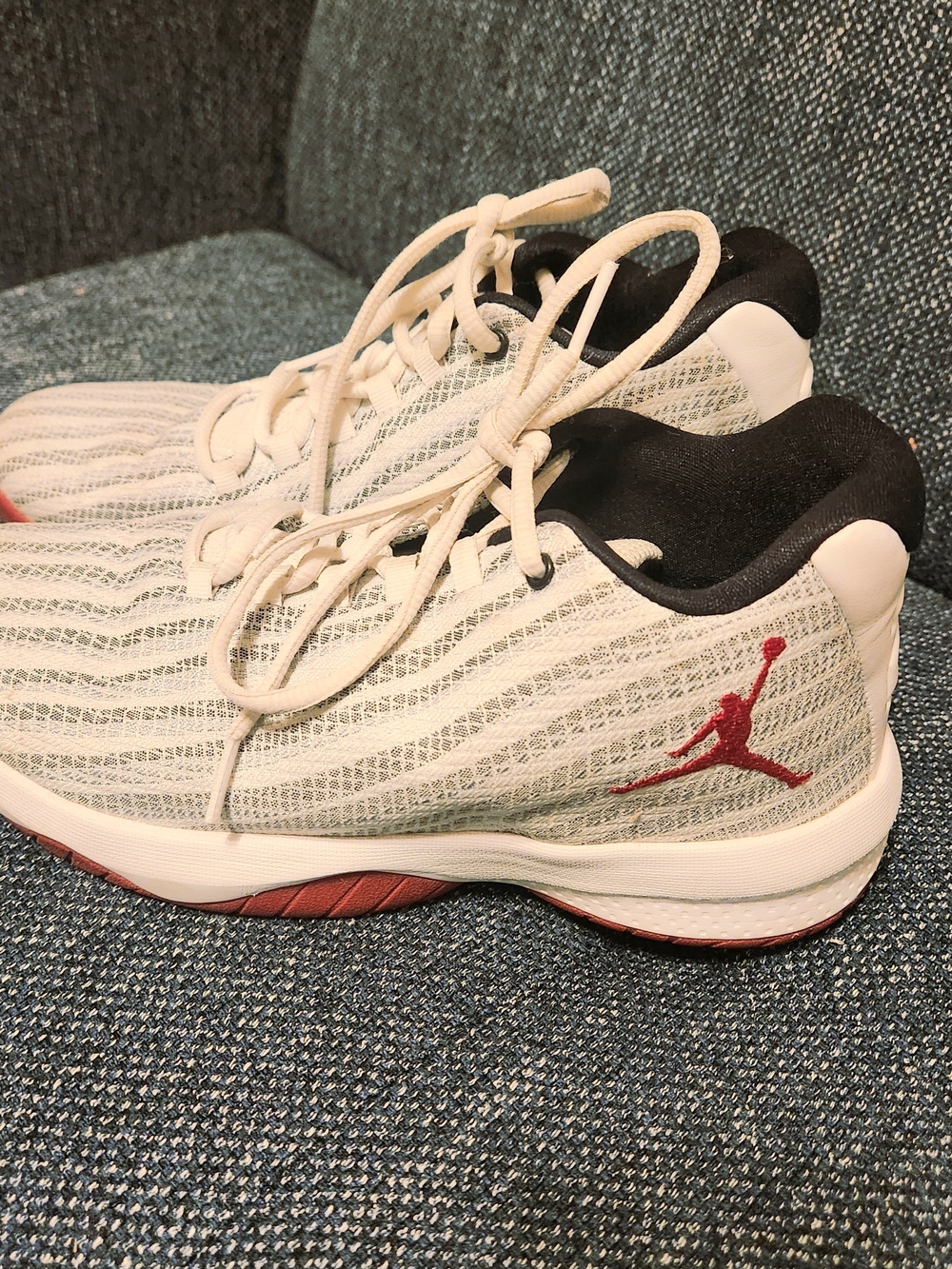 Jordan B. Fly White Athletic Sneakers Size 6 Youth(converted to women's 8) red